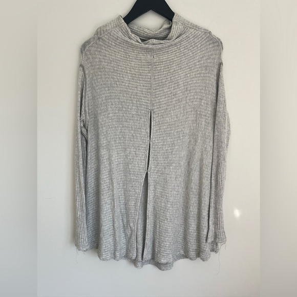 We The Free ‘Lover’ Grey Ribbed Split Back Pullover Top Sz Small - Picture 2 of 12